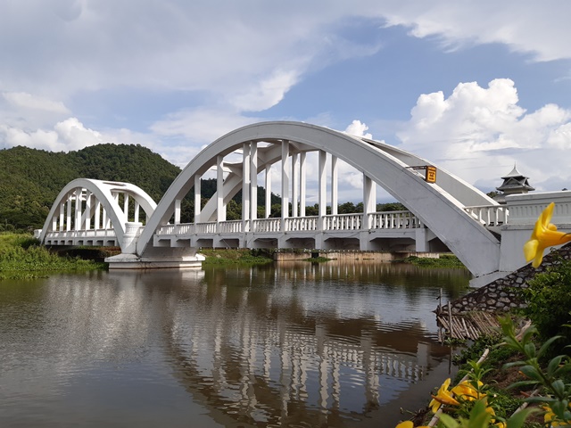 สะพานขาวทาชมภู (Tha Chomphu White Bridge)